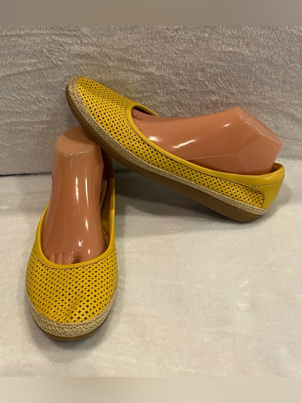Clarks Danelly Adira Perforated Espadrille Slip-on Ballet Flats Yellow Sz 11 EUC